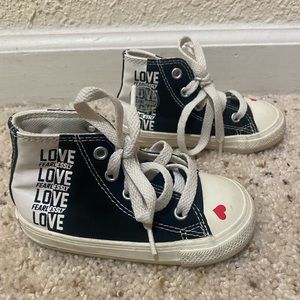 💎Toddler converse size 6. Black/white/red heart